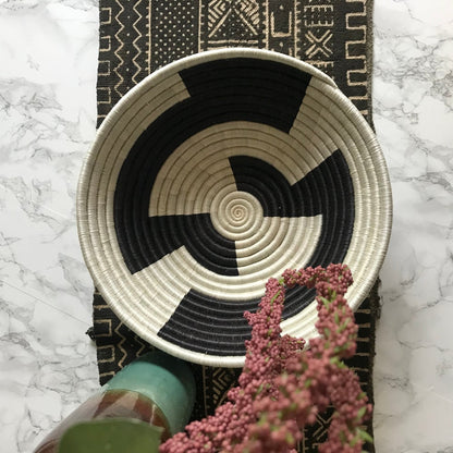 African baskets, Fair Trade made in Uganda. Decorative and African art on modern dining table.